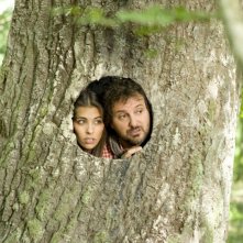Leonardo Pieraccioni e Ariadna Romero sbirciano da dentro ad un albero in una scena di Finalmente la felicità
