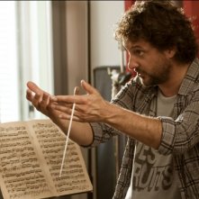 Leonardo Pieraccioni nei panni di un insegnante di musica in una scena di Finalmente la felicità