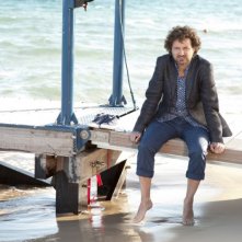 Leonardo Pieraccioni si bagna i piedi in una scena di Finalmente la felicità