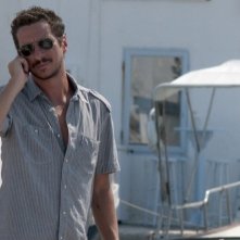 Luca Bizzarri al telefono in una scena di Immaturi - Il viaggio