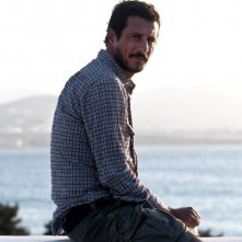 Luca Bizzarri con un bicchiere di buon rosso in una scena di Immaturi - Il viaggio