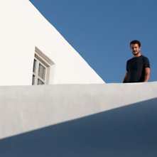 Luca Bizzarri in terrazza in una scena di Immaturi - Il viaggio