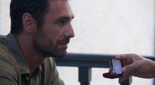 Raoul Bova in una scena di Immaturi - Il viaggio davanti ad un anello di fidanzamento