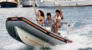 Ricky Memphis in motoscafo in una scena di Immaturi - Il viaggio insieme a Lavinia Longhi e Aurora Cossio e