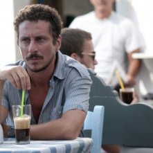 Un serioso Luca Bizzarri in una scena di Immaturi - Il viaggio