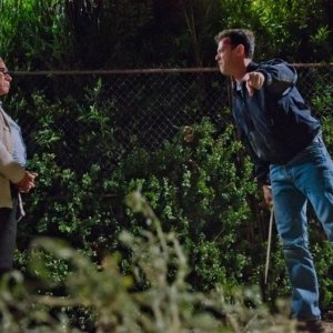 Colin Hanks in una scena dell'episodio Ricochet Rabbit insieme a Edward James Olmos