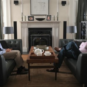 Finalmente maggiorenni: Simon Bird in una scena del film insieme ad Anthony Head