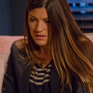 Jennifer Carpenter preoccupata in una scena dell'episodio Ricochet Rabbit