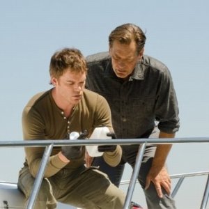 Michael C. Hall in un'immagine tratta dall'episodio Ricochet Rabbit insieme a James Remar
