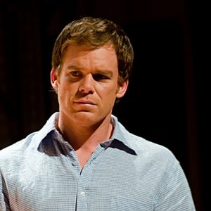 Michael C. Hall pensieroso in una scena dell'episodio Ricochet Rabbit