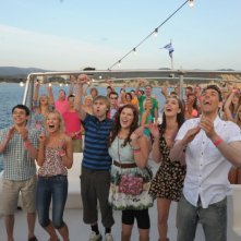 Un'affollatissima e allegra scena di Finalmente maggiorenni