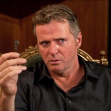 Aidan Quinn mostra la famosa chiave in una scena del dramma La chiave di Sara
