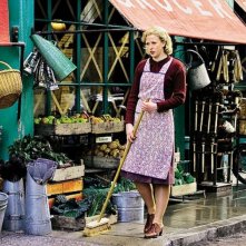 Alexandra Roach è una giovane Margaret Thatcher in una scena del film Iron Lady