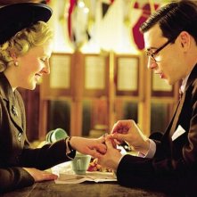 Alexandra Roach insieme a Harry Lloyd nei panni di Margaret e Denis Thatcher in una scena di Iron Lady