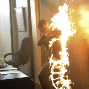 American Horror Story: Denis O'Hare prende fuoco in un flashback dell'episodio Smoldering Children