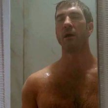 American Horror Story: Dylan McDermott dopo la doccia nell'episodio Smoldering Children (prima stagione)