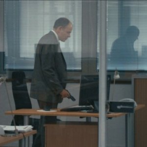 De bon matin: Jean-Pierre Darroussin impugna una pistola in una scena del film