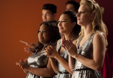 Glee: Amber Riley, Naya Rivera e Heather Morris in una scena dell'episodio Hold on to Sixteen.