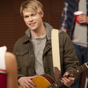 Glee: Chord Overstreet in una scena dell'episodio Hold on to Sixteen.