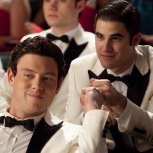 Glee: Cory Monteith e Darren Criss in una scena dell'episodio Hold on to Sixteen.