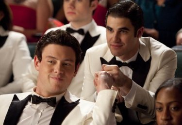 Glee: Cory Monteith e Darren Criss in una scena dell'episodio Hold on to Sixteen.