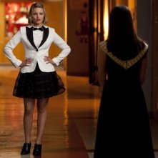 Glee: Dianna Agron e Lea Michele in una scena dell'episodio Hold on to Sixteen.