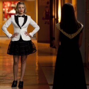 Glee: Dianna Agron e Lea Michele in una scena dell'episodio Hold on to Sixteen.