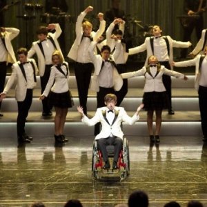 Glee: i New Directions affrontano i Sectionals nell'episodio Hold on to Sixteen.