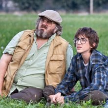 Il comandante e la cicogna: Giuseppe Battiston e Luca Dirodi in una scena del film