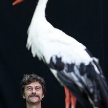 Il comandante e la cicogna: Silvio Soldini sul set del film insieme alla cicogna