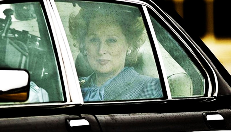 Iron Lady Meryl Streep In Auto Sotto La Pioggia In Una Scena Tratta Dal Film 225388