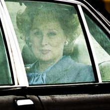 Iron Lady: Meryl Streep in auto sotto la pioggia in una scena tratta dal film