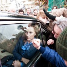 Iron Lady: Meryl Streep nel ruolo di Margaret Thatcher contestata dalla folla in una scena del film