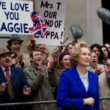 Iron Lady: Meryl Streep nel ruolo di Margaret Thatcher tra la folla in una scena del film