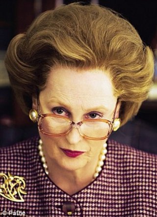 Iron Lady: Meryl Streep somigliantissima all'originale Margaret Thatcher in una scena del film