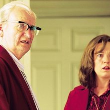 Jim Broadbent in una scena del film Iron Lady con Olivia Colman