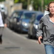 Karine Vanasse inseguita in una scena del thriller Switch