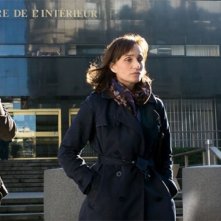 Kristin Scott Thomas di fronte al Ministero degli Interni francese in una scena del film