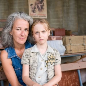 La scrittrice Tatiana de Rosnay insieme a Melusine Mayance sul set del film La chiave di Sara