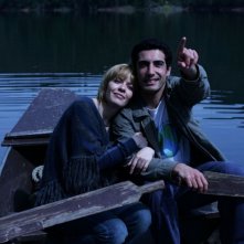 María Adánez con João Tempera in una romantica scena di Aguasaltaspuntocom - un villaggio nella rete