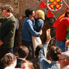 María Adánez  e João Tempera si baciano durante una festa in una scena di Aguasaltaspuntocom - un villaggio nella rete