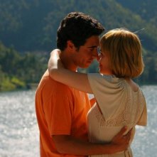 María Adánez con João Tempera in una scena di Aguasaltaspuntocom - un villaggio nella rete