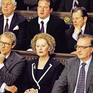 Meryl Streep in una scena del film Iron Lady insieme a Robin Kermode, alla sua sinistra nei panni di John Major