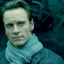 Michael Fassbender ammicca con lo sguardo in una scena tratta dal film drammatico Shame