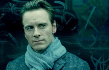 Michael Fassbender ammicca con lo sguardo in una scena tratta dal film drammatico Shame