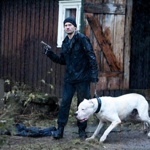 Nikolaj Coster-Waldau in una scena d'azione del film Headhunters