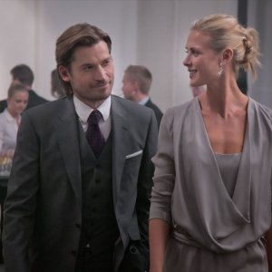 Nikolaj Coster-Waldau insieme a Synnøve Macody Lund in una scena del film Headhunters
