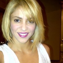 Shakira con il nuovo look: la cantante si è mostrata su Twitter con un caschetto biondo.
