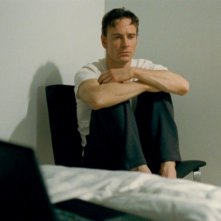 Shame: Michael Fassbender in un momento di crisi in un'immagine del film