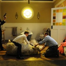 Tre uomini e una pecora: i quattro 'leoni' insieme all'ariete Ramsy in una scena del film